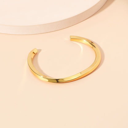 Curvy Bracelet - Sleek Gold Minimalist Cuff