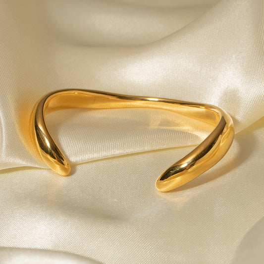Wavy Bracelet - Stylish Gold Wave Pattern
