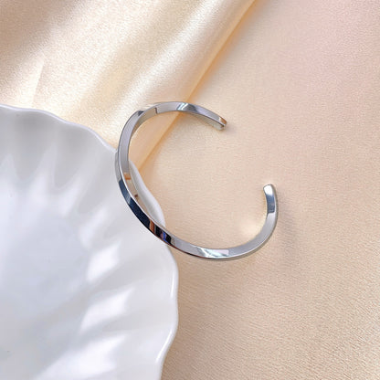 Curvy Bracelet